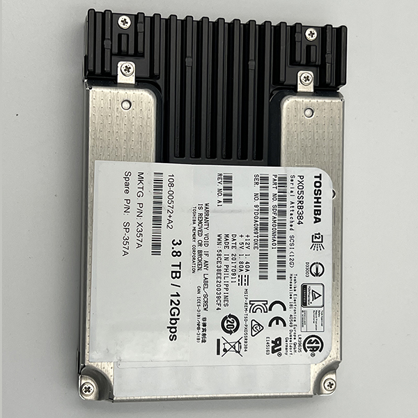 带散热片的服务器 SSD 固态硬盘
